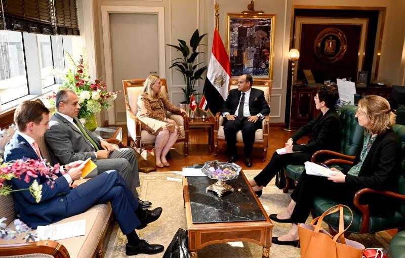 وزير التجارة والصناعة :  2 مليار و178.9 مليون دولار استثمارات سويسرية في مصر