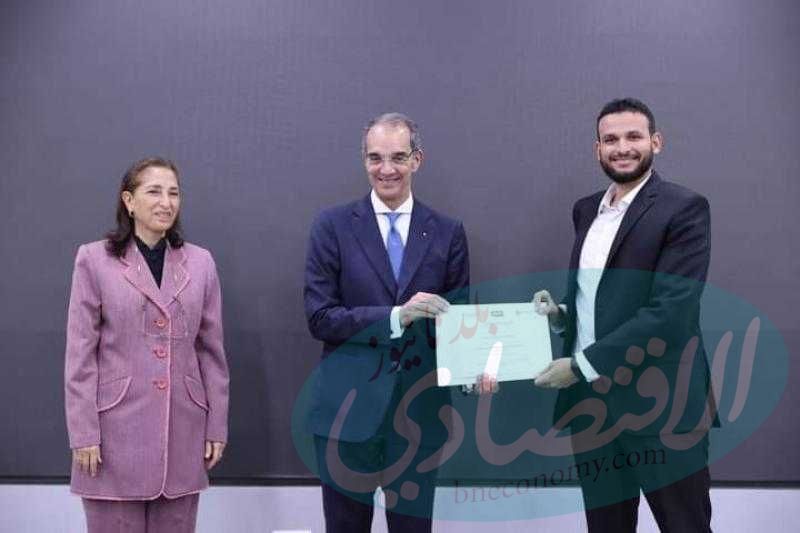 وزير الاتصالات يشهد فعاليات تخريج الدفعة الأولى من برنامج بناء القدرات فى تطوير البرمجيات المدمجة للسيارات