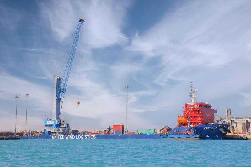 مجموعة موانئ دبي العالمية ”دي بي ورلد”  تتسلم رافعة متنقلة جديدة في ميناء السخنة