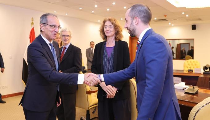 وزير الاتصالات يدعو رئيسة بعثة الاتحاد الأوروبى لزيارة مراكز الإبداع التكنولوجي في القاهرة والجيزة