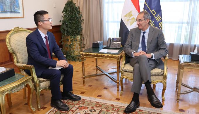 وزير الاتصالات يلتقى الرئيس التنفيذى الجديد لشركة هواوى مصر