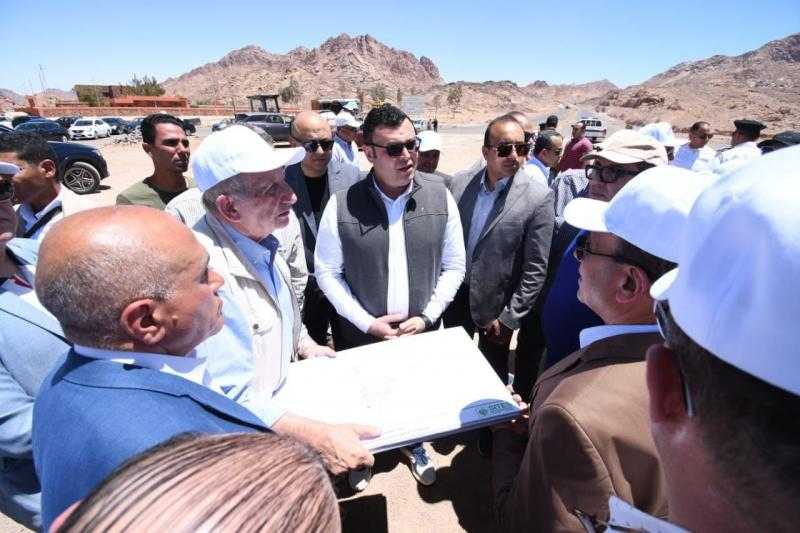 وزير الإسكان يتفقد أعمال تطوير طريقي كمين النبي صالح وأعمال توسعة ورفع كفاءة طريق سانت كاترين