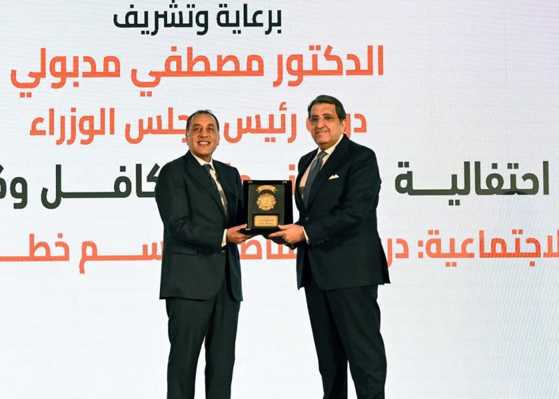 الدكتور مصطفى مدبولى رئيس مجلس الوزراء يهدى درع تكافل وكرامة ل ابراهيم سرحان رئيس مجلس إدارة مجموعة إى فاينانس للإستثمارات المالية والرقمية