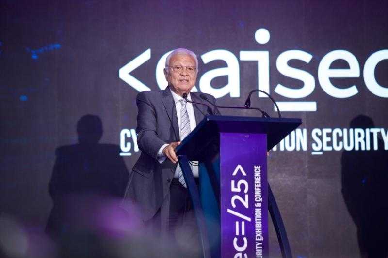 2025 Caisec يكرم عاطف حلمى وزير الاتصالات الأسبق