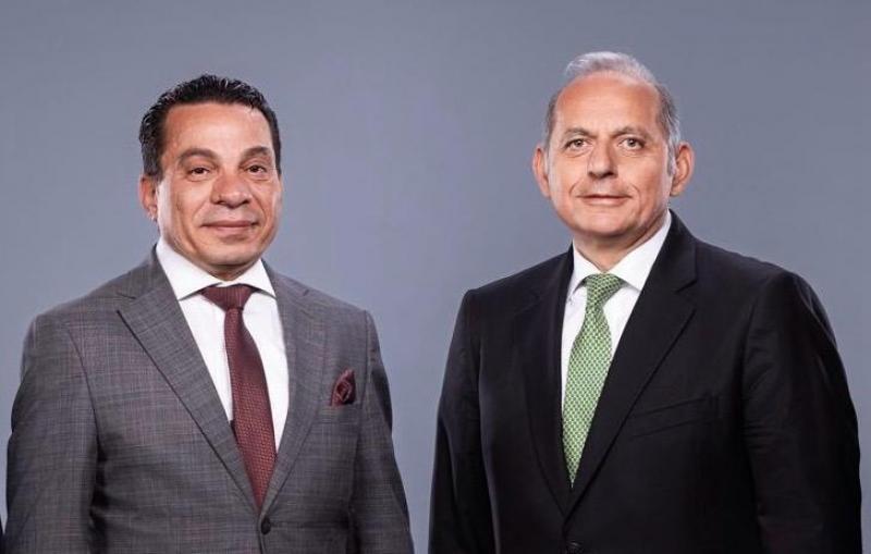 هشام عكاشة الرئيس التنفيذي لبنك مصر والدكتور خالد عتريس رئيس القطاع القانوني ببنك مصر