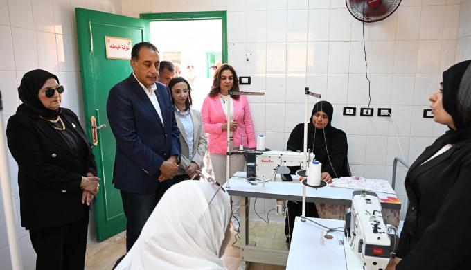 رئيس الوزراء يتفقد ”مشغل البحراوية” بقرية زاوية صقر ويوجه بتسويق منتجاته