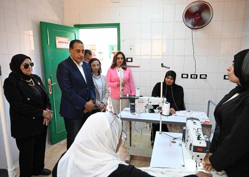 رئيس الوزراء يتفقد ”مشغل البحراوية” بقرية زاوية صقر ويوجه بتسويق منتجاته