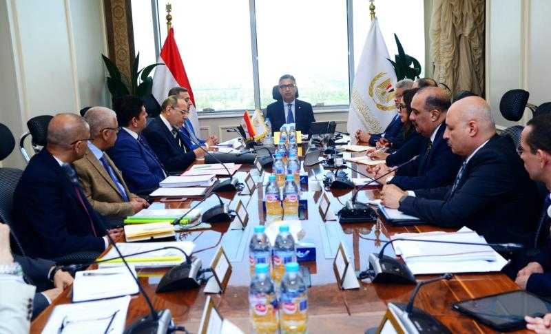 وزير التموين يعقد اجتماعًا مع الشركة ”القابضة للصناعات الغذائية” لمتابعة الموقف التنفيذي للمخزون الاستراتيجي من السلع الأساسية وضمان توافرها وانتظام التوزيع