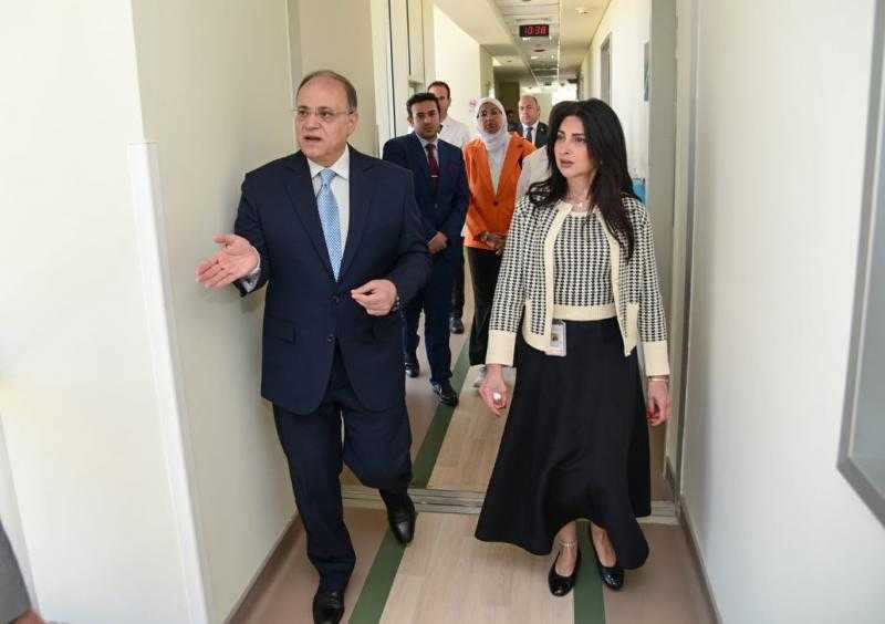 رئيس هيئة الدواء المصرية يزور مستشفى أهل مصر للحروق