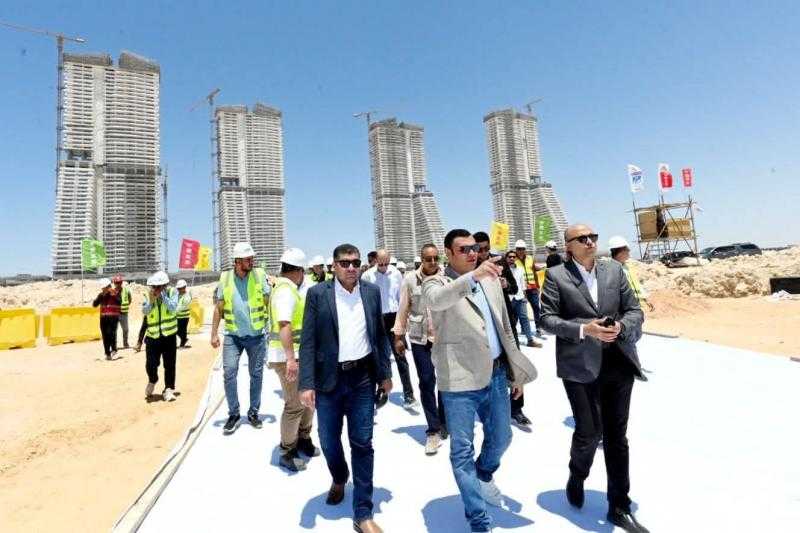وزير الإسكان يتفقد موقف تنفيذ أبراج ”الداون تاون” وبحيرات ”العلمين داون تاون لاجون” بمدينة العلمين الجديدة