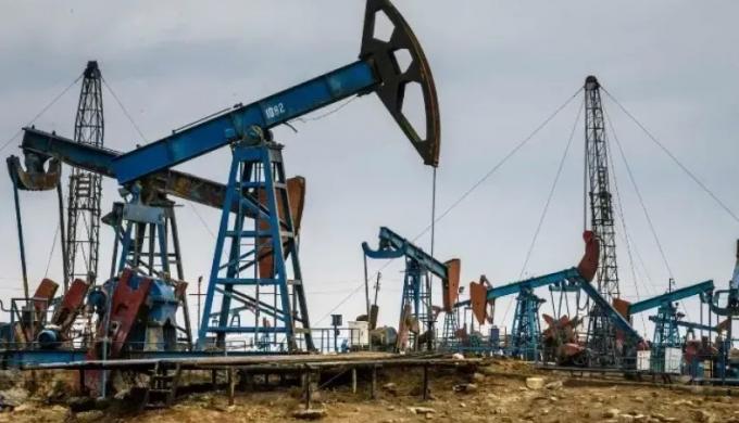 النفط يصعد 1% وسط ضبابية حول إعادة فتح مضيق هرمز وتصاعد التوترات