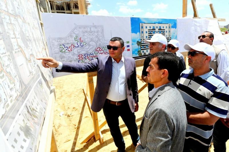 وزير الأسكان مع بعض العمال