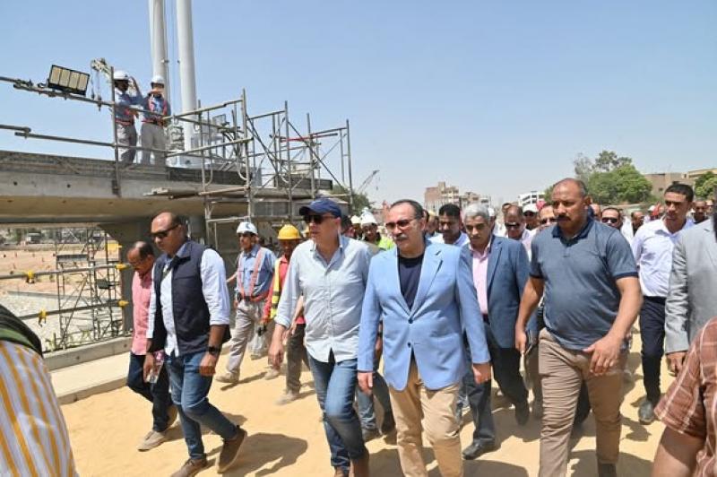 وزير الري مع بعض العمال