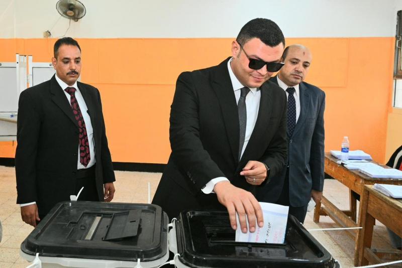 وزير الأسكان يدلي صوته في انتخابات مجلس الشيوخ