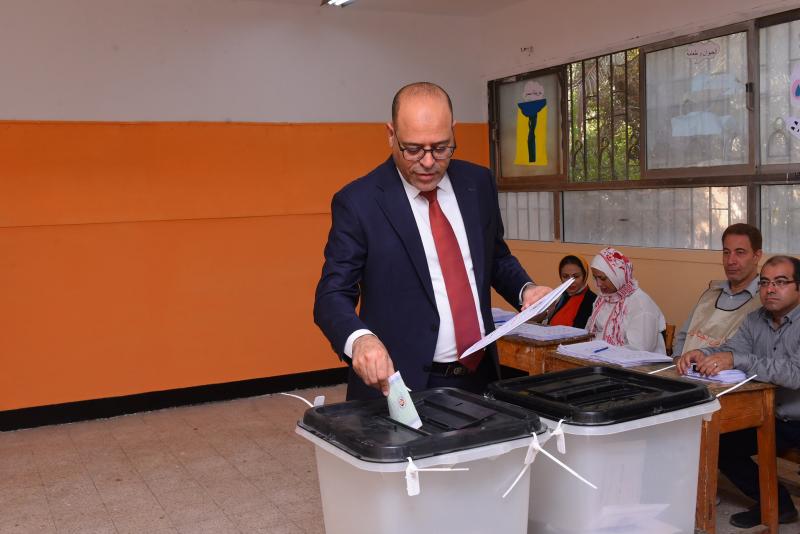 وزير العمل يدلي صوته في الانتخابات