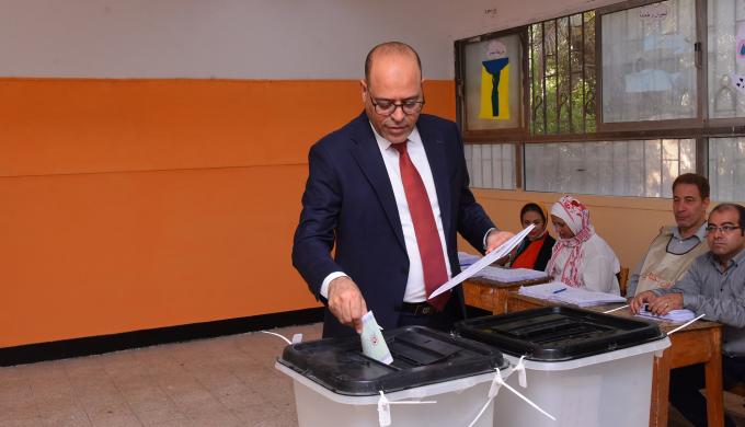 وزير العمل يُدلي بصوته في انتخابات مجلس الشيوخ بالتجمع الخامس