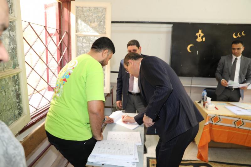 وزير الزراعة يدلي صوته في الانتخابات