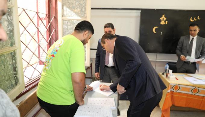 وزير الزراعة يُدلي بصوته في انتخابات مجلس الشيوخ بمقر لجنته الانتخابية بالإسكندرية ويدعو المزارعين للمشاركة الإيجابية