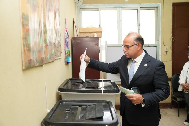يدلى الدكتور محمد فريد، رئيس الهيئة العامة للرقابة المالية، بصوته في انتخابات مجلس الشيوخ لعام 2025