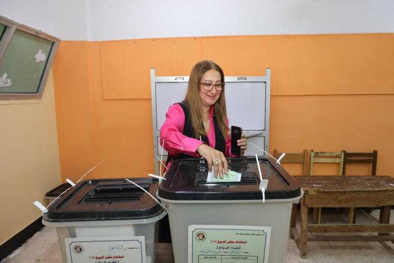 ” رئيس البريد” تُدلي بصوتها في انتخابات ”مجلس الشيوخ  2025