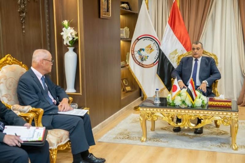 وزير الدولة للإنتاج الحربي مع السفير إيوان فوميو