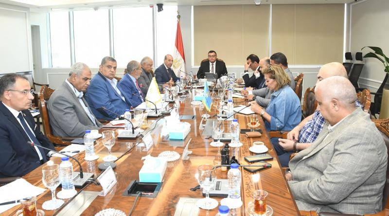 وزير الإسكان والمرافق والمجتمعات العمرانية، اجتماعا مع مسئولي الشركات