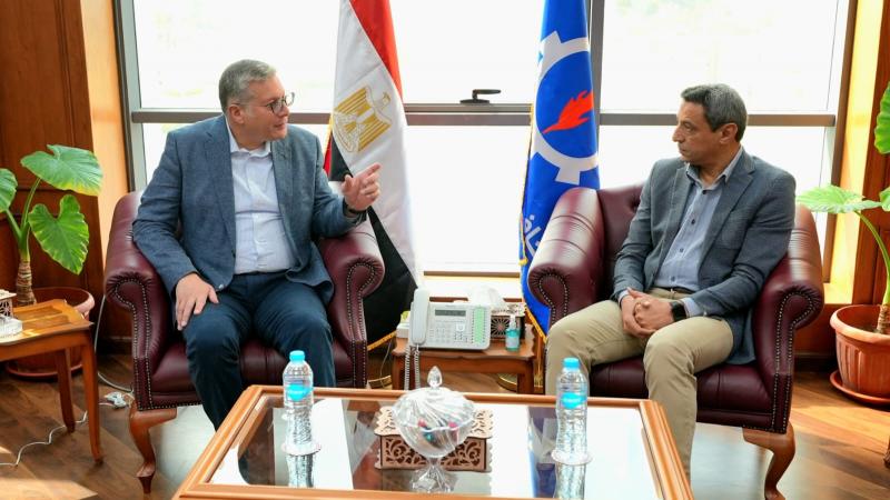 وزير البترول و الثروة المعدنية يجتمع بمحافظ السويس