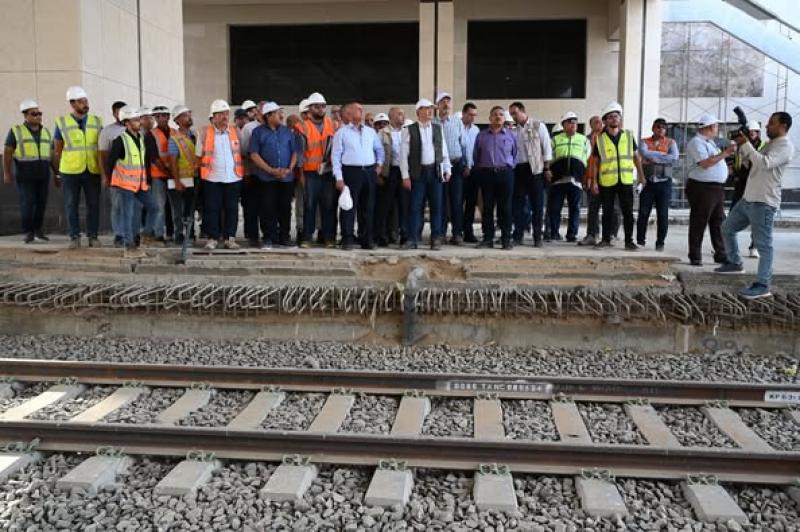 كامل الوزير مع العمال و المهندسين