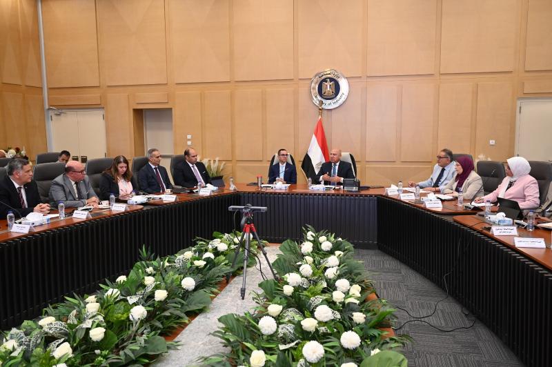 كامل الوزير يجتمع مع مصنعي الأسمنت لاستعراض مستجدات الإنتاج بمصانعهم
