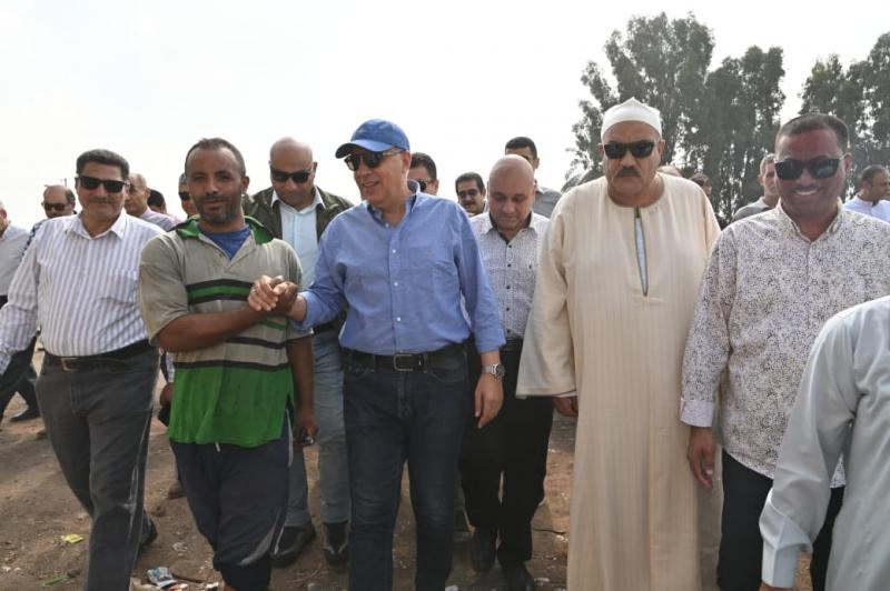 وزير الري يتفقد مطالب الشعب