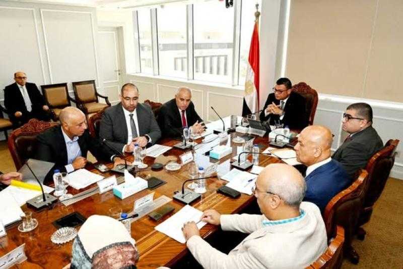 وزير الإسكان يعقد اجتماعاً مع ممثلي شركة أوراسكوم لمتابعة الموقف التنفيذي لعدد من المشروعات