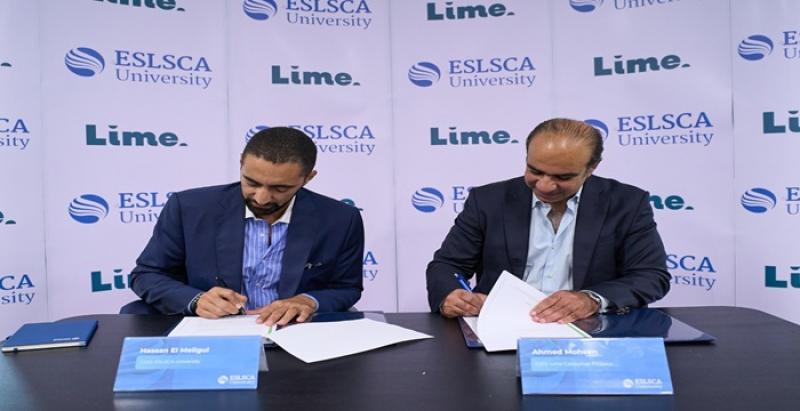 الرئيس التنفيذي والعضو المنتدب لشركة لايم يوقع الورق مع المستشار الأول لرئيس مجلس الإدارة والرئيس التنفيذي للعمليات بجامعة إسلسكا