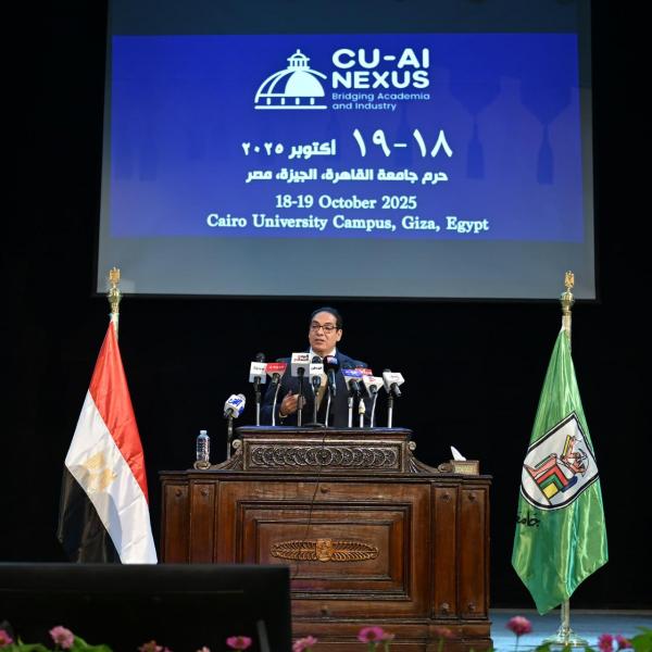 الاستاذ الدكتور محمد سامى عبد الصادق رئيس جامعة القاهرة