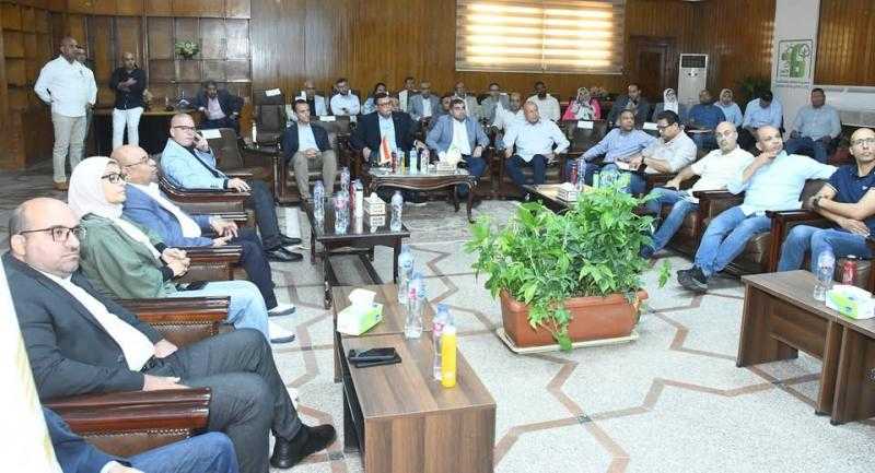 وزير الإسكان يعقد اجتماعًا مع رؤساء أجهزة مدن غرب القاهرة لمتابعة ملفات العمل