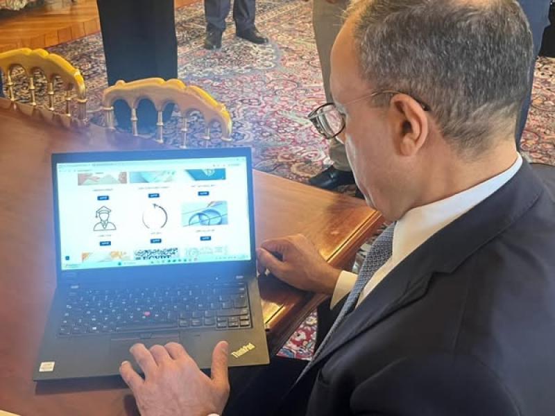 وزير الخارجية يتفقد الموقع الإلكتروني الجديد للقنصلية العامة لمصر فى باريس