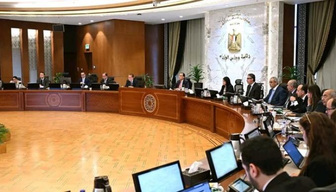 رئيس الوزراء يترأس اجتماع المجموعة الوزارية الاقتصادية بحضور محافظ البنك المركزي