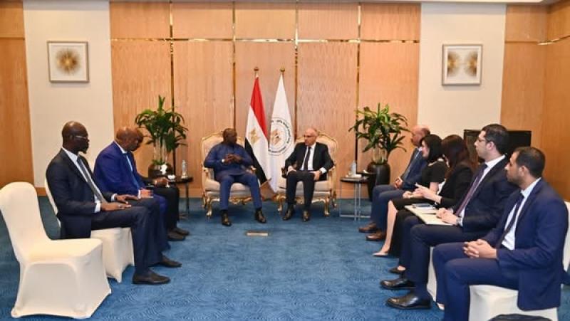 الدكتور/ هانى سويلم وزير الموارد المائية والرى،بالسيد/ شيخ تيديان دايي وزير المياه والصرف الصحي بجمهورية السنغال