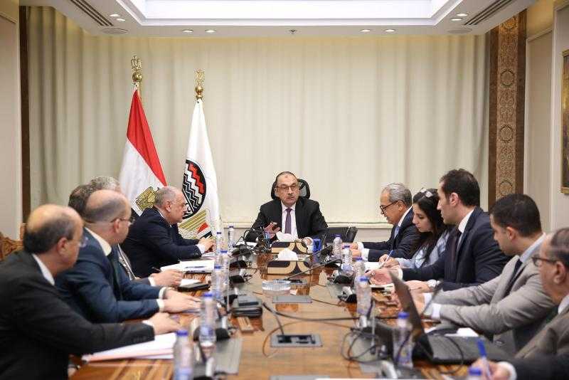 وزير قطاع الأعمال العام يجتمع بالرؤساء التنفيذيين للشركات القابضة لمتابعة موقف تطبيق نظام ”ERP” في الشركات التابعة