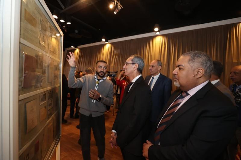 عمرو طلعت يدشن طابع بريد تذكارى بمناسبة مرور 160 عامًا على إصدار أول طابع بريد مصرى