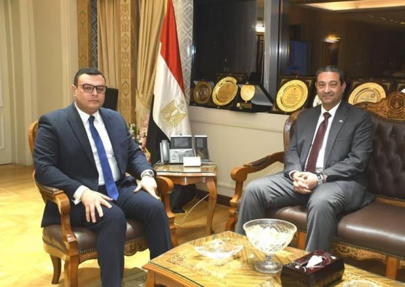وزير الأسكان يحاور محافظ دمياط