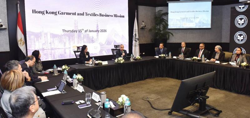 الرئيس التنفيذي للهيئة العامة للاستثمار والمناطق الحرة مع وفد رفيع المستوى من الشركات العاملة في مجال الملابس الجاهزة والمنسوجات من هونج كونج.