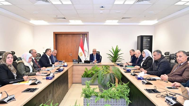 الدكتور هاني سويلم مع قيادات الوزارة