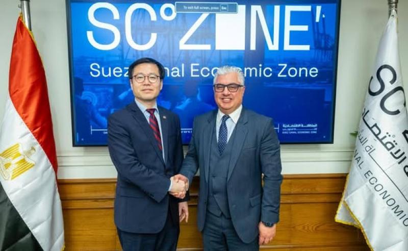 رئيس اقتصادية قناة السويس في صورة تذكرية مع وزير التجارة والصناعة والطاقة بكوريا الجنوبية 