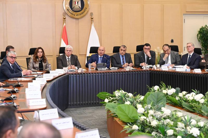 ترأس نائب رئيس مجلس الوزراء للتنمية الصناعية وزير الصناعة والنقل,الاجتماع السابع والثلاثين للمجموعة الوزارية للتنمية الصناعية