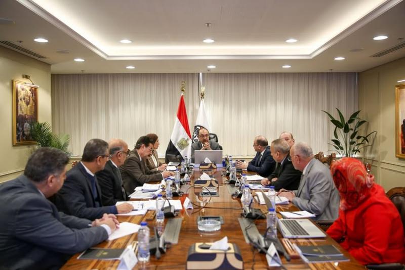 وزير قطاع الأعمال قام بعمل اجتماع  لمتابعة الموقف التنفيذي للمشروعات التي تنفذها شركات المقاولات التابعة للشركة القابضة للتشييد والتعمير