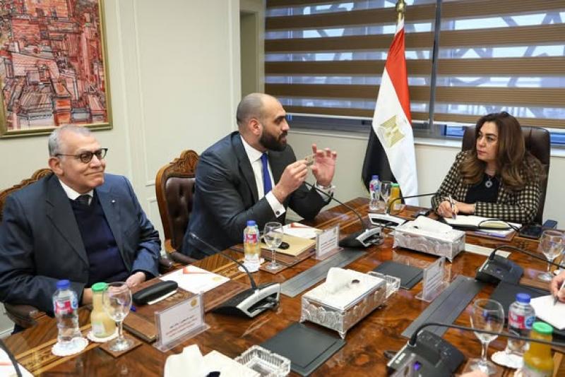 شيدت وزيرة التنمية المحلية اجتماعاً مع عدد من قيادات وزارة الاتصالات وتكنولوجيا المعلومات