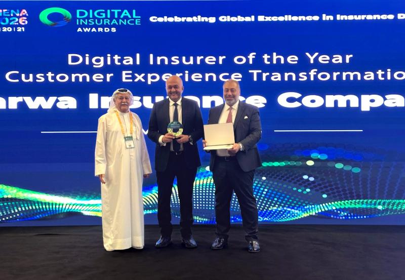  الرئيس التنفيذي لمجموعة كونتكت المالية يستلم الشهادة