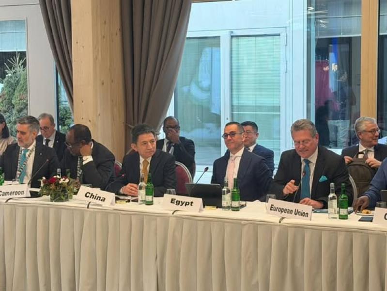 وزير الاستثمار والتجارة الخارجية يجلس في منتدي دافوس