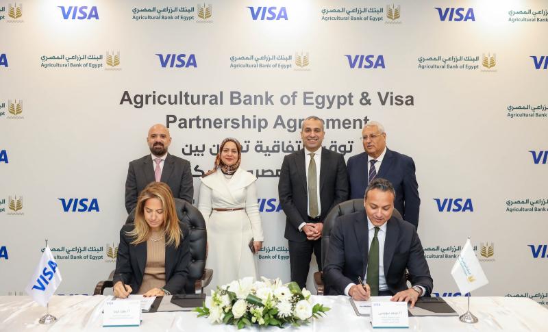  الأستاذ محمد أبو السعود، الرئيس التنفيذي للبنك الزراعي المصري يوقع الأتفاقية مع ملاك البابا، المدير العام لشركة فيزا في مصر 