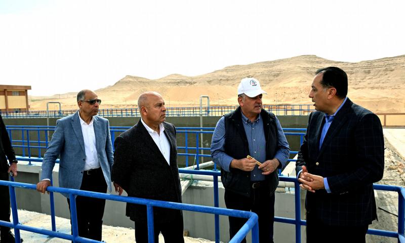 الدكتور مصطفى مدبولي، رئيس مجلس الوزراء ومرافقوه